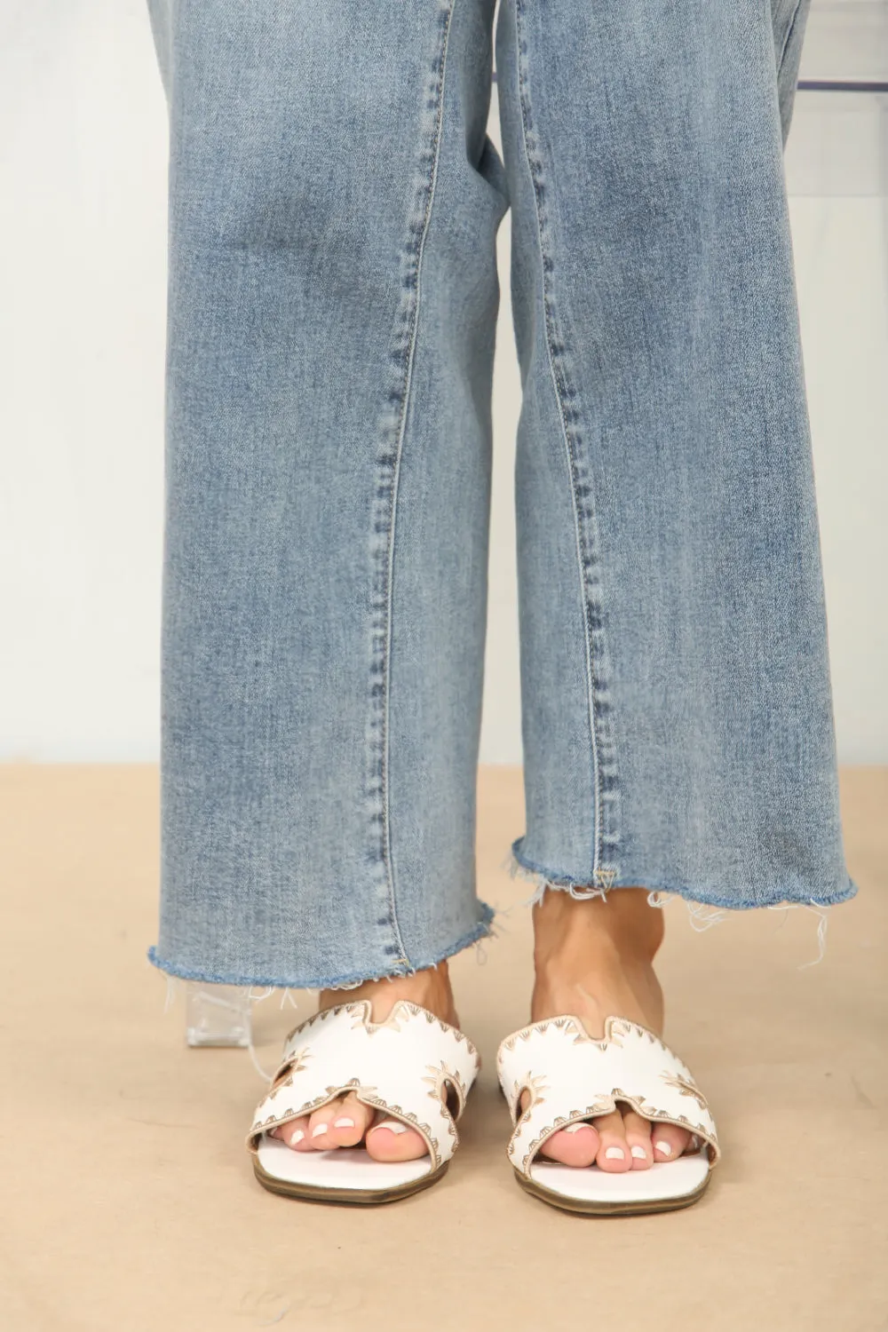 WHITE FAUX LEATHER STITCH DETAIL DESIGNER STRAP SANDALS