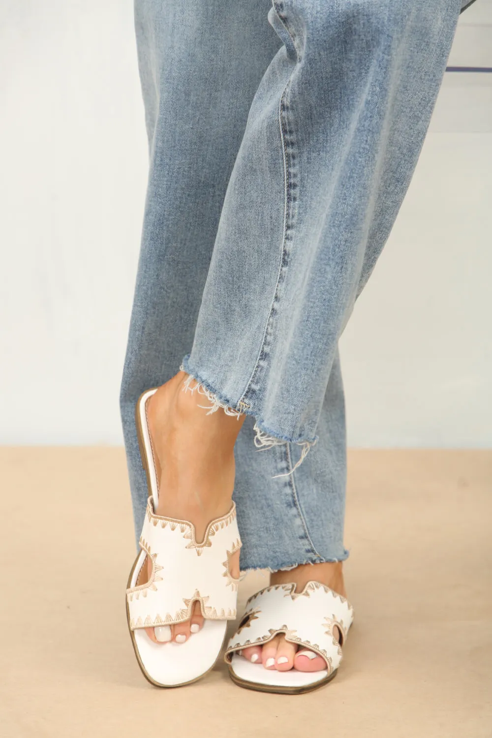 WHITE FAUX LEATHER STITCH DETAIL DESIGNER STRAP SANDALS